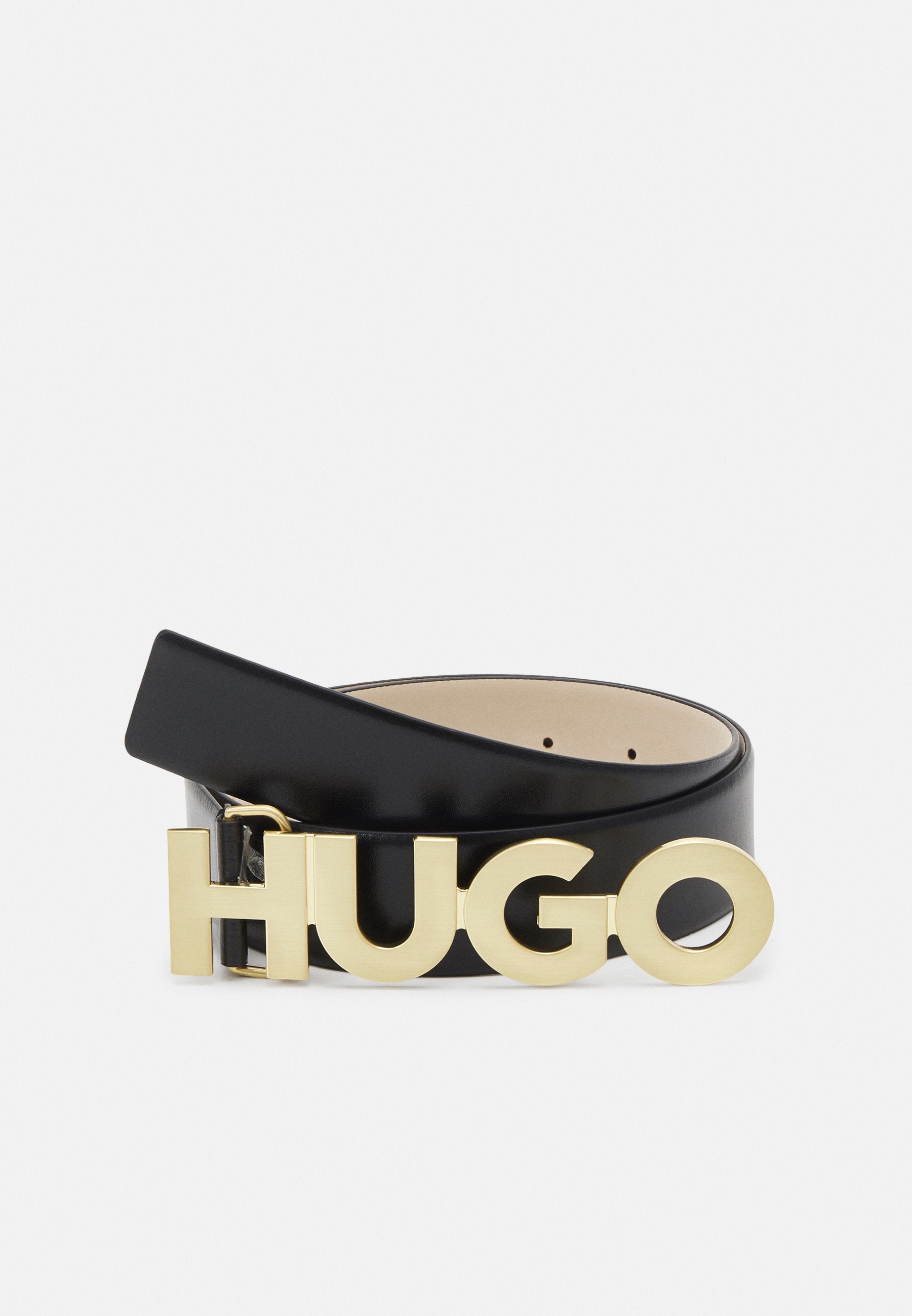 Schwarzer Ledergürtel mit glänzender Oberfläche und einer auffälligen goldenen Metallschnalle, auf der das Wort "HUGO" in großen Buchstaben steht.