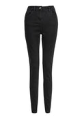 Schwarze Jeans im Skinny-Schnitt mit hoher Taille, ausgestattet mit Fronttaschen, einem Reißverschluss und einem metallischen Knopfverschluss. Glatte Textur über die gesamte Länge.