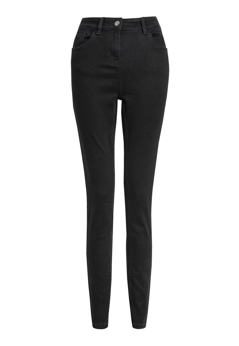 Schwarze Jeans im Skinny-Schnitt mit hoher Taille, ausgestattet mit Fronttaschen, einem Reißverschluss und einem metallischen Knopfverschluss. Glatte Textur über die gesamte Länge.