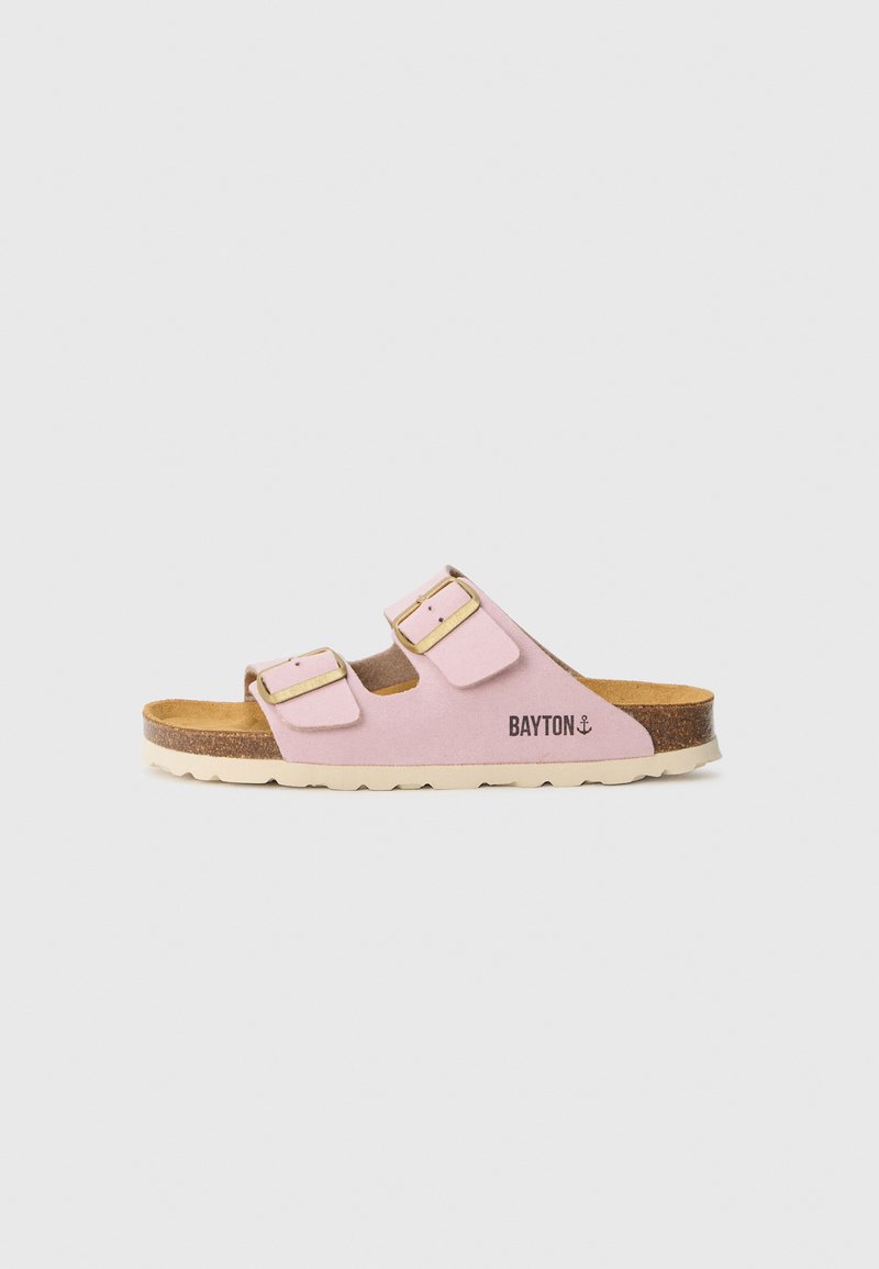 Rosa Wildledersandalen mit zwei verstellbaren Riemen, goldenen Schnallen, einem Korkfußbett und einer strukturierten Gummisohle. Mit "BAYTON" an der Seite bedruckt.