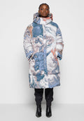 Gepolsterter Mantel mit einem blauen, weißen und rosa abstrakten Muster, mit hohem Kragen, Kapuze und Vordertaschen. Getragen über schwarzen Hosen und Stiefeln.
