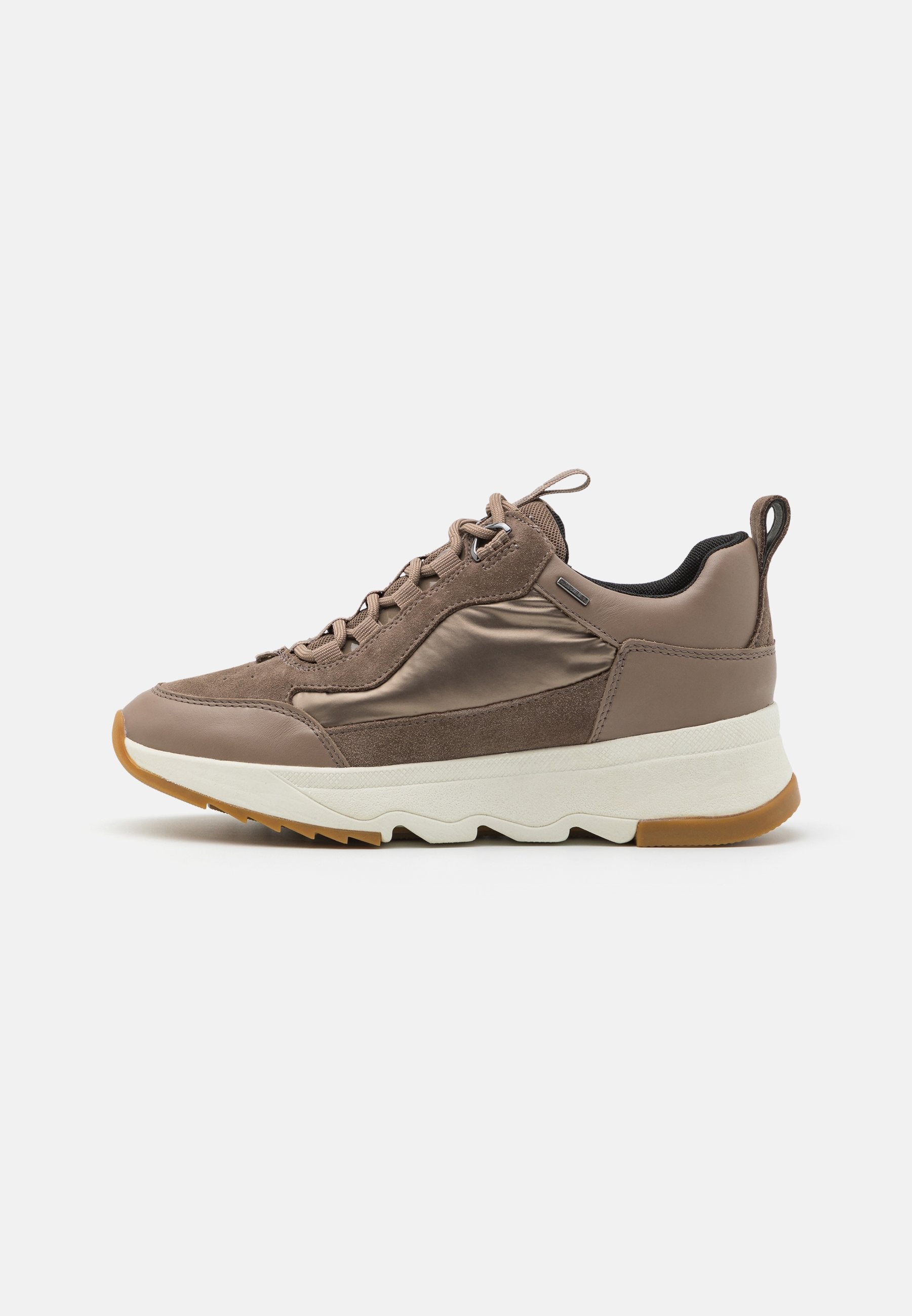 Braune Sportschuhe mit einer Kombination aus glatten und strukturierten Oberflächen, einer weißen Zwischensohle und einer Gummisohle mit einem Zickzackmuster.