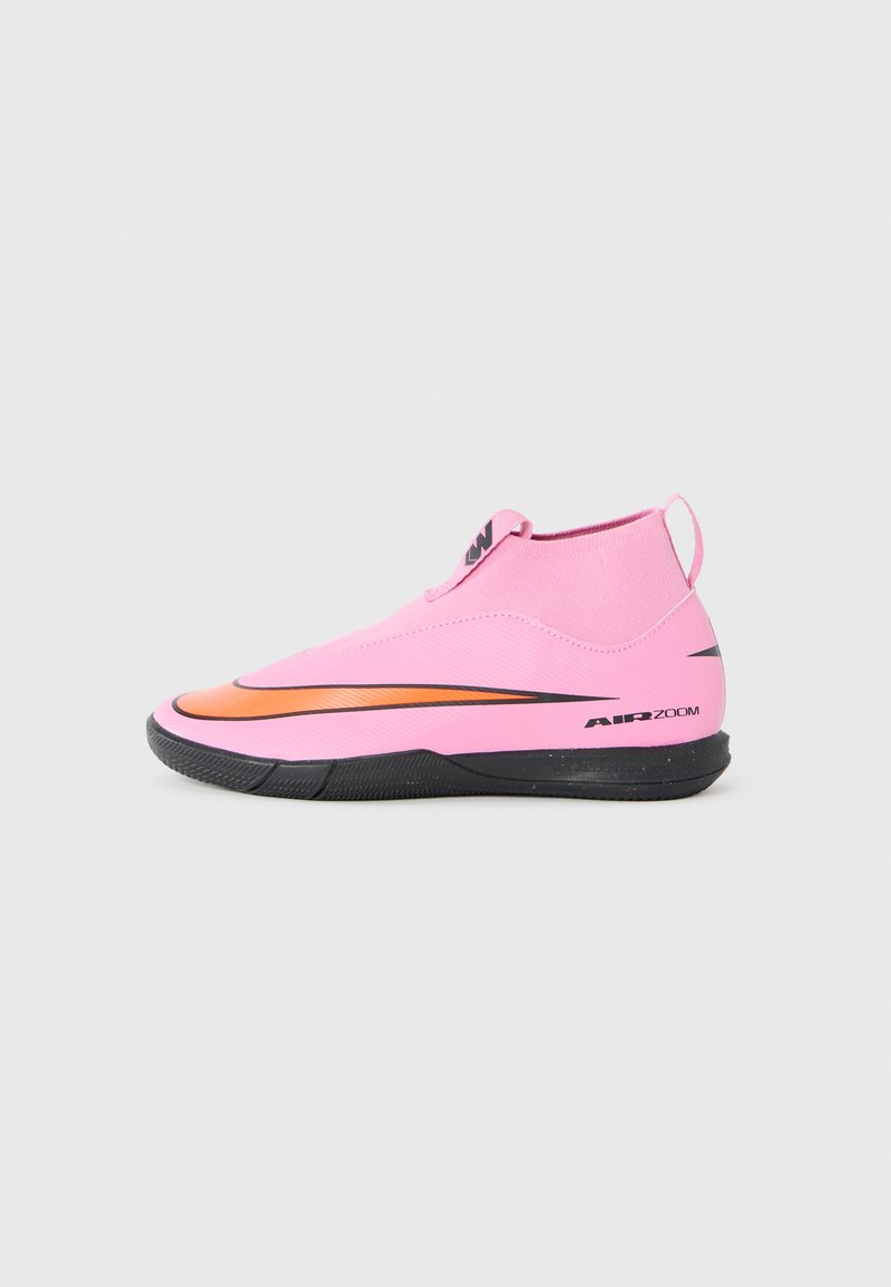 Rosa Sportive mit hohem Schaft, die einen auffälligen orangen Swoosh und eine schwarze Sohle aufweist, glatte Textur und minimalistischen Stil.