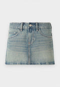 Denim-Minirock in heller Waschung. Verfügt über einen Bund mit Gürtelschlaufen, Vordertaschen und einen Knopfverschluss. Glatte Textur mit minimaler Ausbleichung.