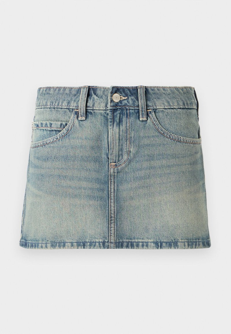 Denim-Minirock in heller Waschung. Verfügt über einen Bund mit Gürtelschlaufen, Vordertaschen und einen Knopfverschluss. Glatte Textur mit minimaler Ausbleichung.