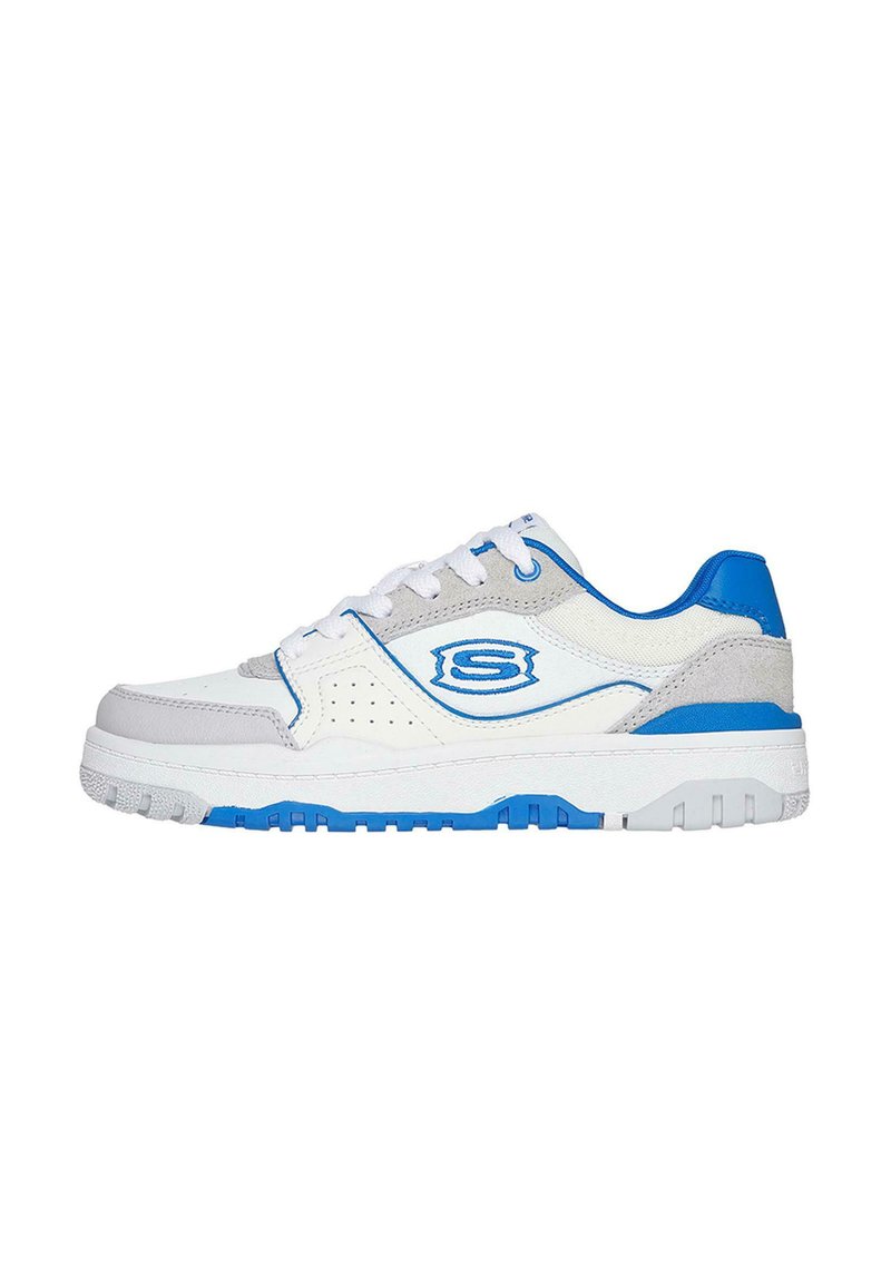 Sneaker mit einem Obermaterial aus weißem Leder und grauem Wildleder, blauen Akzenten, durchlöcherten Details und weißen Schnürsenkeln. Dicke Gummisohle mit blauem Profil.