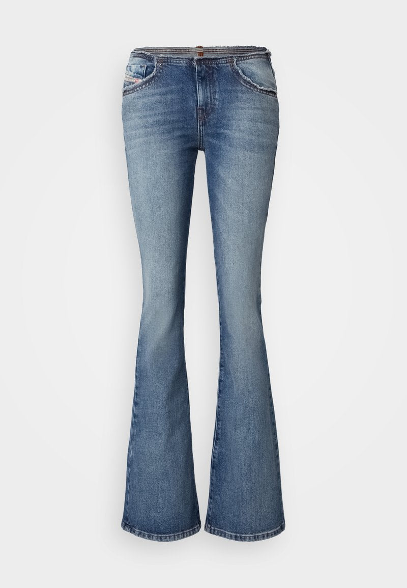 Helleblaue Schlagjeans aus Denim mit mittelhoher Taille, fünf Taschen Design und kontrastierenden Nähten entlang der Taschen.