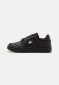 Schwarze Leder-Sneaker mit niedrigem Profil, runder Spitze, gepolstertem Kragen und strukturierter Gummisohle. Verfügt über ein Logo-Patch in Rot, Weiß und Blau.