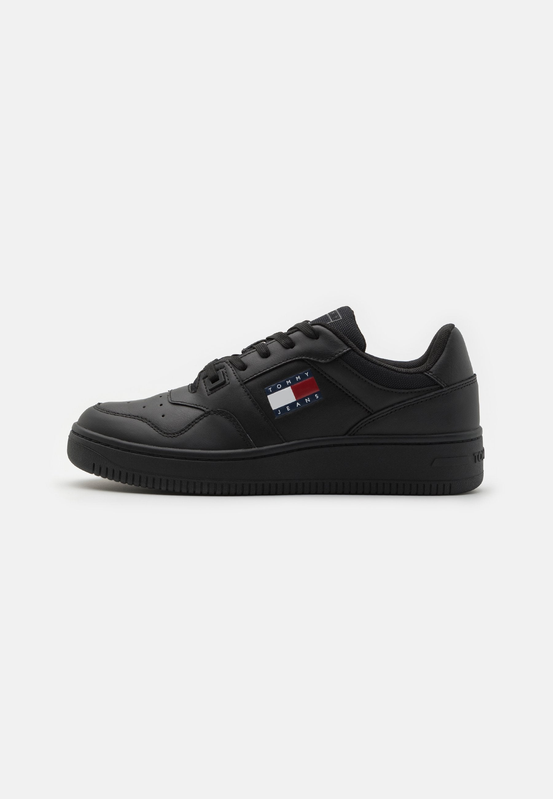Schwarze Leder-Sneaker mit niedrigem Profil, runder Spitze, gepolstertem Kragen und strukturierter Gummisohle. Verfügt über ein Logo-Patch in Rot, Weiß und Blau.