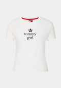 Weißes Baumwoll-T-Shirt mit kurzen Ärmeln, rundem Ausschnitt und "tommy girl"-Text mit einem roten und blauen Stern-Motiv.