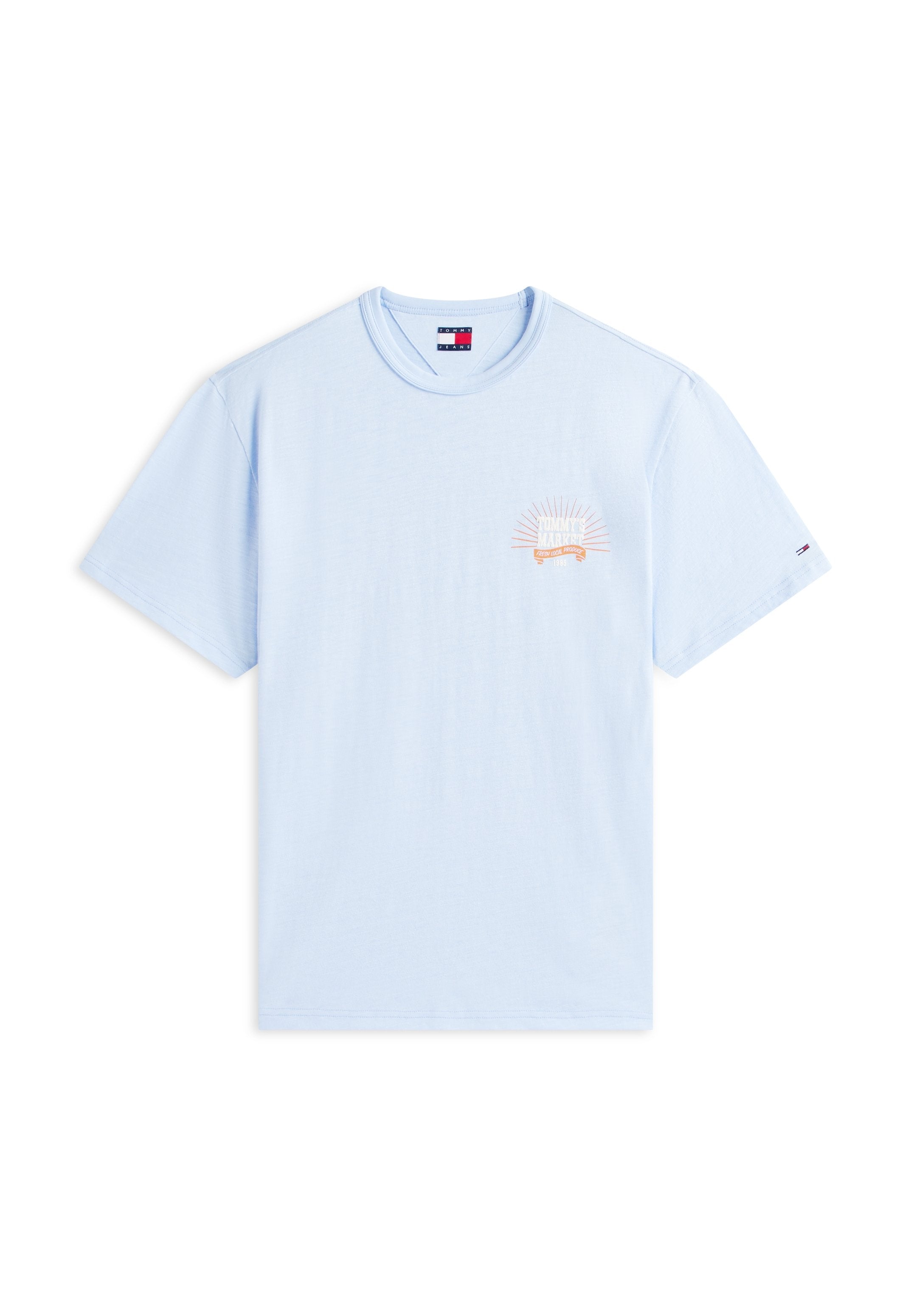 Hellblaues T-Shirt mit kurzen Ärmeln, kleinem orange-weißem Tommy Jeans Logo auf der Brust und winzigem Flaggenlogo am linken Ärmel.