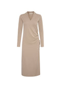 Beige langärmliges Kleid mit Wickeldesign, seitlichen Raffungen und verstellbaren Bändern, aus einem glatten, dehnbaren Material gefertigt.