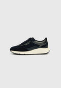 Herren-Sneaker mit einer Kombination aus dunkelblauem Wildleder und glattem Leder, einer dicken weißen Zwischensohle und einer schwarzen Gummilaufsohle.