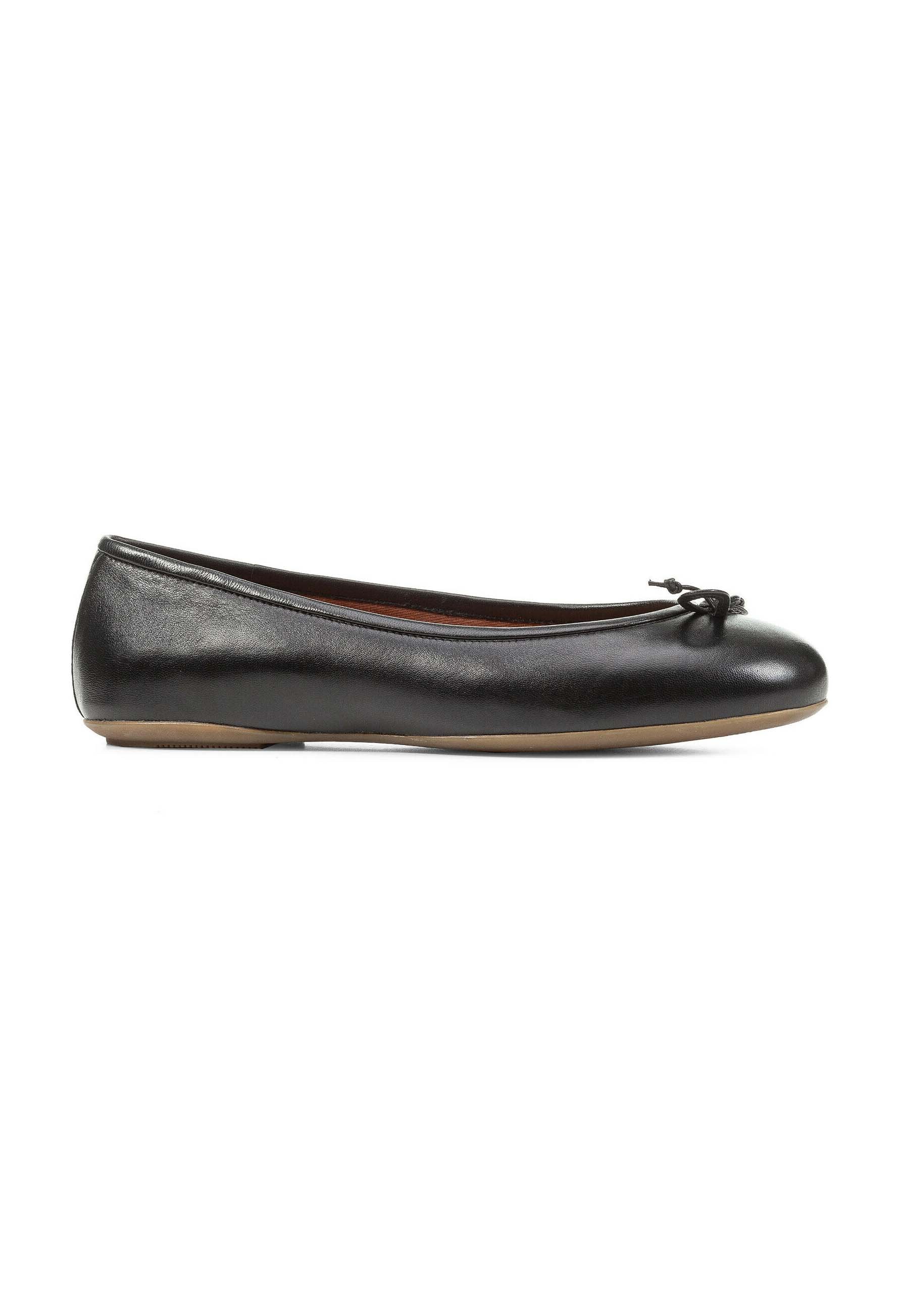 Schwarze Ballerinas aus Leder mit abgerundeter Spitze und einer kleinen Schleifenapplikation auf dem Blatt. Sie verfügen über eine glatte Oberfläche und eine flexible, beigefarbene Sohle.