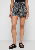 Schwarz-weiße gemusterte Shorts aus leichtem Stoff, mit einem Kordelzugbund und einer lockeren Passform. Flache, glatte Textur.