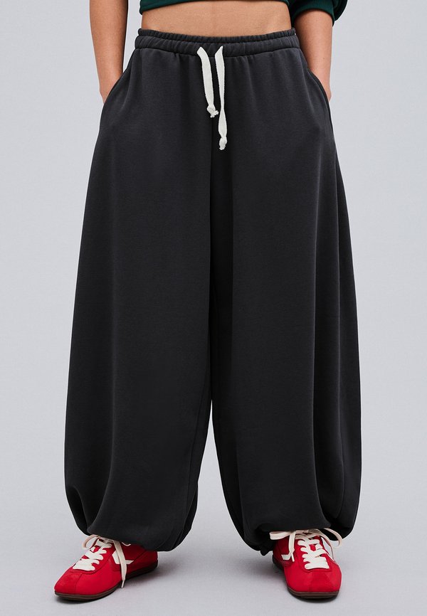 Bershka BALLOON JOGGER - TRACKSUIT BOTTOMS - Tracksuit bottoms - dark grey