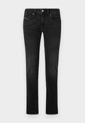 Schwarze Denim-Jeans mit geradem Bein, ausgestattet mit Vorder- und Gesäßtaschen, subtilen Ausbleichungen und einem Metallknopfverschluss.