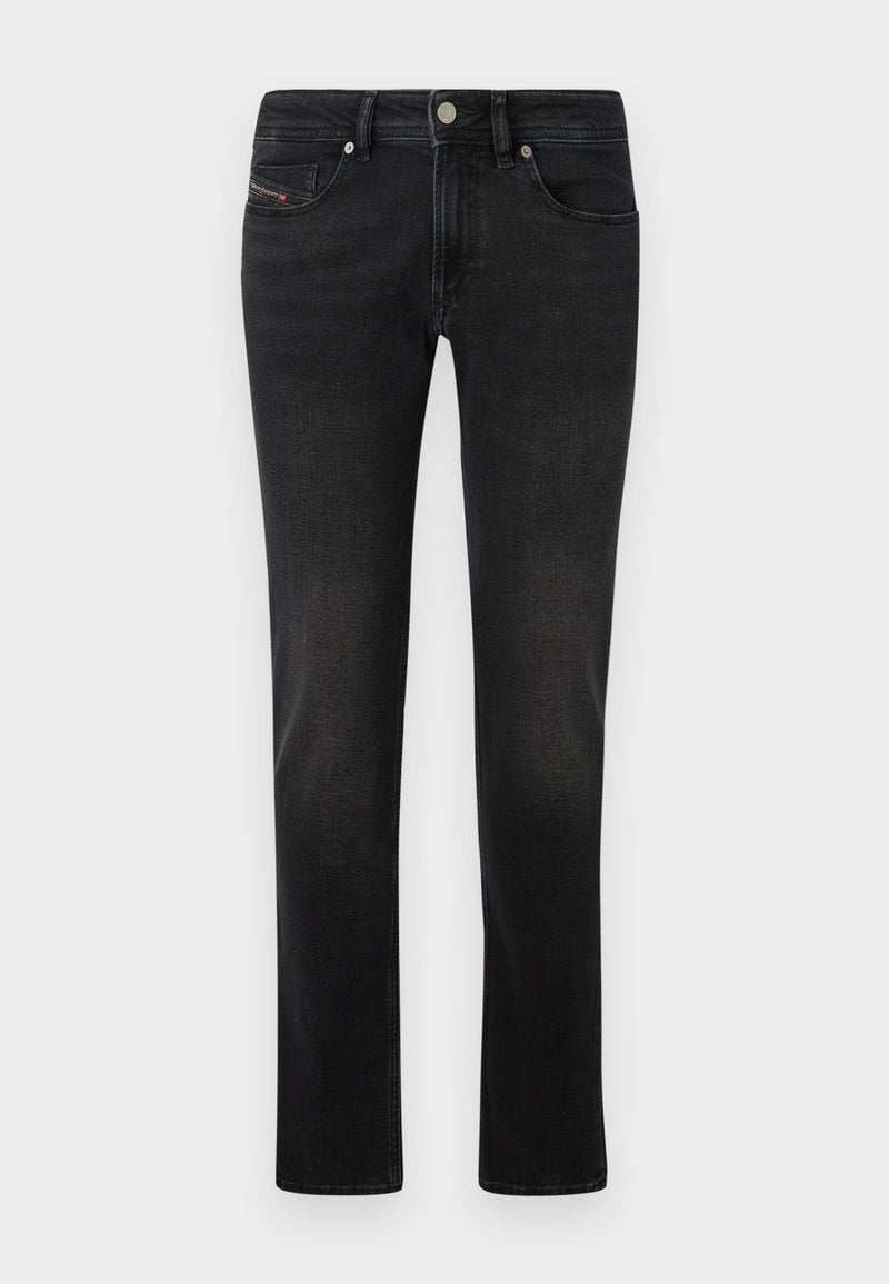 Schwarze Denim-Jeans mit geradem Bein, ausgestattet mit Vorder- und Gesäßtaschen, subtilen Ausbleichungen und einem Metallknopfverschluss.