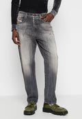 Leicht verwaschene schwarze Jeans mit einem graduellen Grauwaschgang, im geraden Schnitt, fünf Taschen und dezenten Nähdetails.