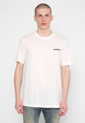 Weißes Kurzarm-T-Shirt aus weicher Baumwolle, mit einem kleinen schwarzen Logo auf der linken Brust, klassischem Rundhalsausschnitt und entspannter Passform.