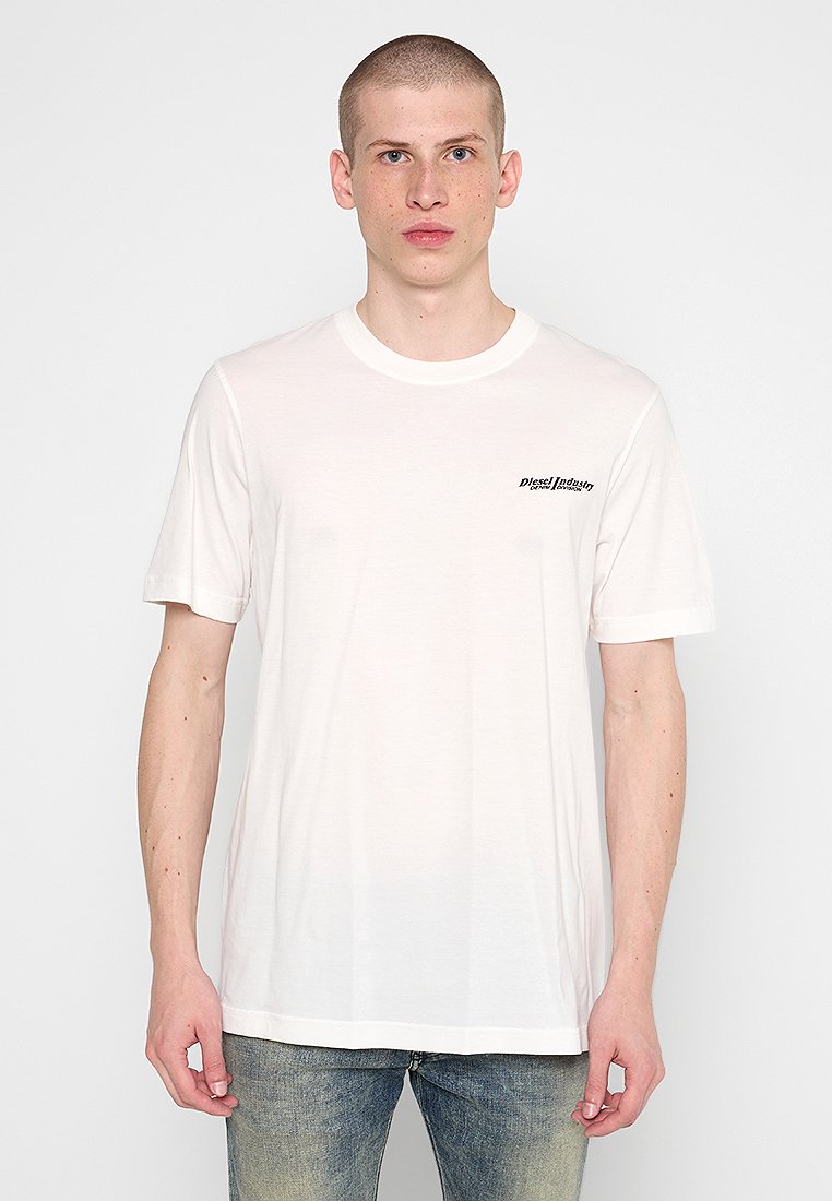 Weißes Kurzarm-T-Shirt aus weicher Baumwolle, mit einem kleinen schwarzen Logo auf der linken Brust, klassischem Rundhalsausschnitt und entspannter Passform.