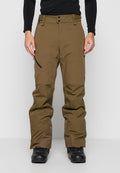Mann trägt braune Outdoor-Hose mit verstärkten Knien und schwarze Wanderschuhe, steht mit entspannt an den Seiten hängenden Händen.