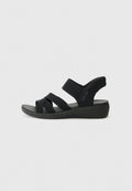 Schwarze Sandalen mit Keilabsatz, ausgestattet mit Überkreuzriemen aus Netzgewebe. Die weiche Innensohle und die Gummisohle erhöhen den Komfort und die Unterstützung.