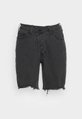 Schwarze Denim-Shorts mit ausgefranstem Saum, Fünf-Taschen-Design und Metallknopfverschluss. Die Textur ist glatt mit einem leicht abgenutzten Aussehen.