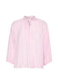 Helle rosa Bluse mit langen Ärmeln aus strukturierter Stoff, runder Ausschnitt, rüschigem Kragen, Bindeschluss und Knopfleiste vorne.