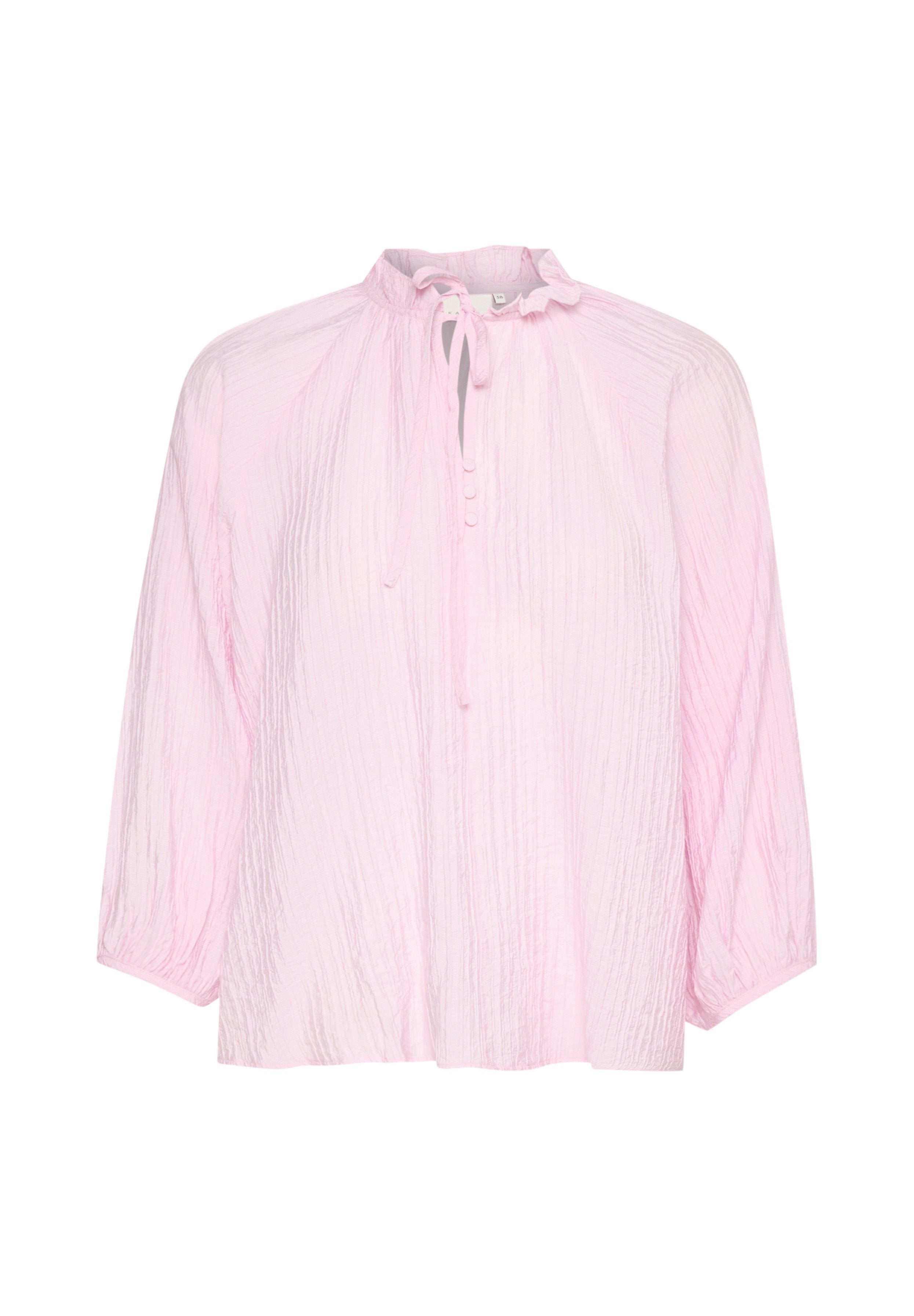 Helle rosa Bluse mit langen Ärmeln aus strukturierter Stoff, runder Ausschnitt, rüschigem Kragen, Bindeschluss und Knopfleiste vorne.