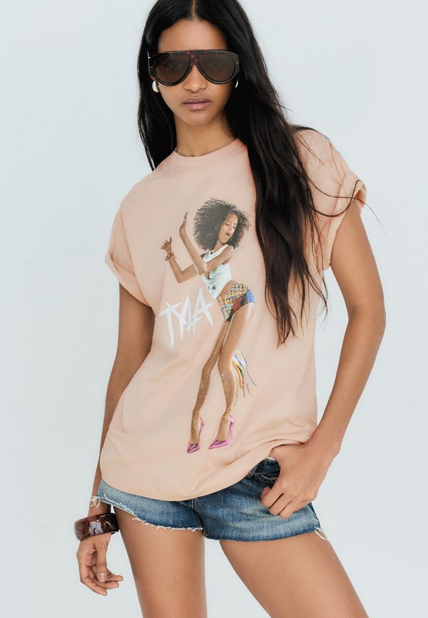 Bershka OVERSIZE T-SHIRT WITH TYLA PRINT - Print T-shirt - camel