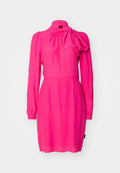 Fuchsia-pinkes Kleid mit langen Ärmeln, gerafftem Ausschnitt und einer Schleifen-Akzent an der Schulter. Aus leichtem Stoff gefertigt.