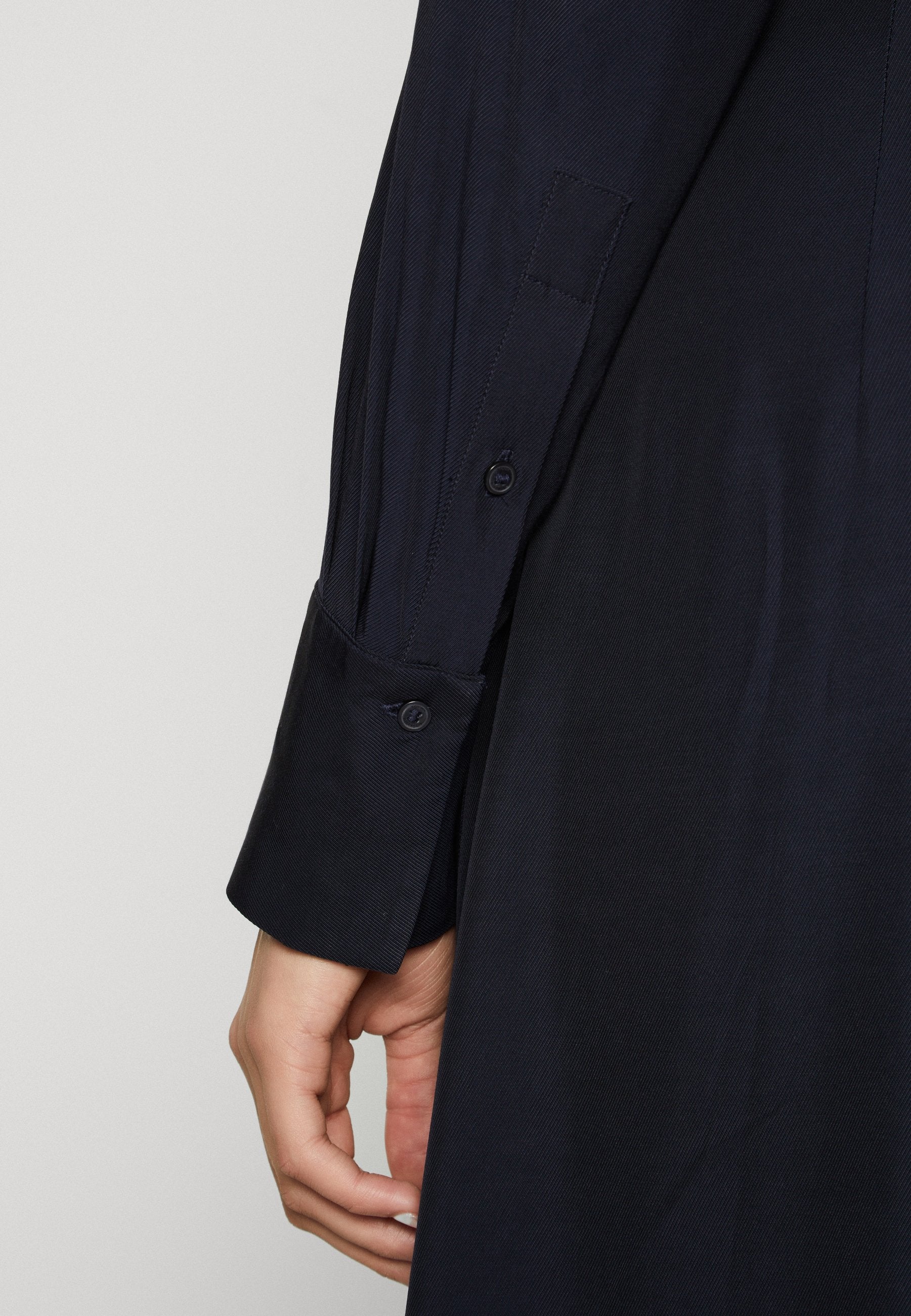SEAL KNEE DRESS Media 6
