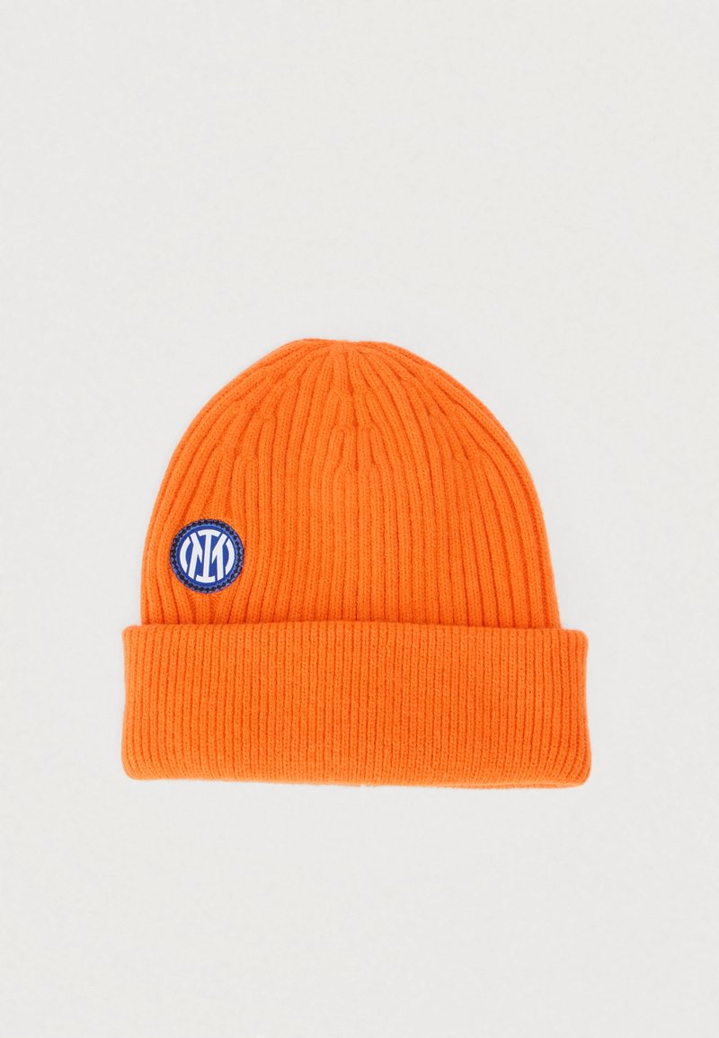 Oranger gestrickter Beanie mit vertikaler Rippenstruktur, umgeschlagenem Bündchen und einem runden blauen Aufnäher mit weißem Text. Weiche Textur und eng anliegende Passform.