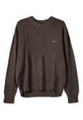 Flauschiger dunkelbrauner Pullover mit lässiger Passform, rundem Hals und gerippten Bündchen. Hat ein kleines weißes Logo auf der linken Vorderseite.