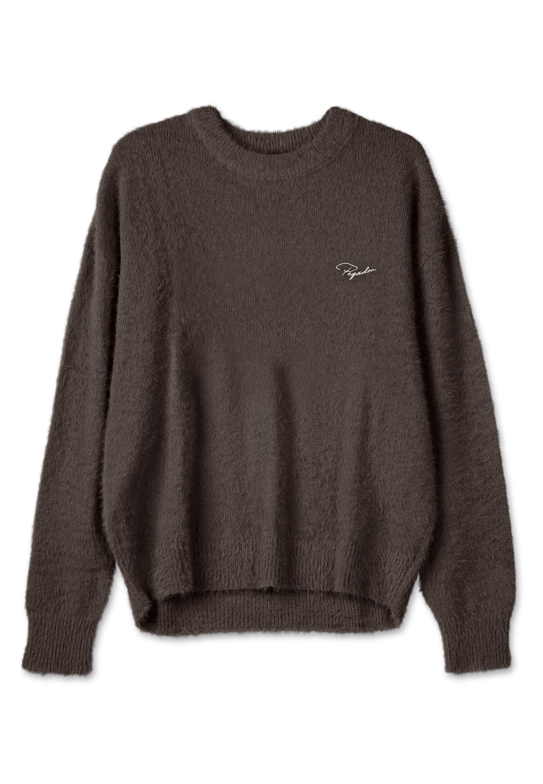 Flauschiger dunkelbrauner Pullover mit lässiger Passform, rundem Hals und gerippten Bündchen. Hat ein kleines weißes Logo auf der linken Vorderseite.