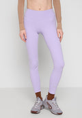 Hellviolette Leggings aus dehnbarem Stoff mit hohem Bund und glatter Textur, kombiniert mit grauen Sportschuhen.