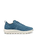 Blaue Wildledersneaker mit glatter Textur, runder Zehenform und weißer Gummisohle; verfügt über Schnürsenkel und eine kleine Fersenkappe für ein einfaches An- und Ausziehen.