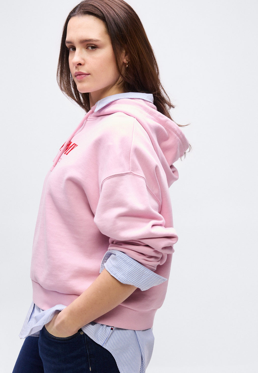 CURVE TEXTURED LOGO RELAXED DRAWSTRING HOODY Media 5