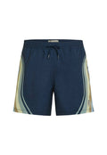 Marineblaue Badeshorts mit elastischem Bund, Kordelzug und mehrfarbigen, gebogenen Streifen in Beige und Hellblau an den Seiten. Weiche Stoffstruktur.