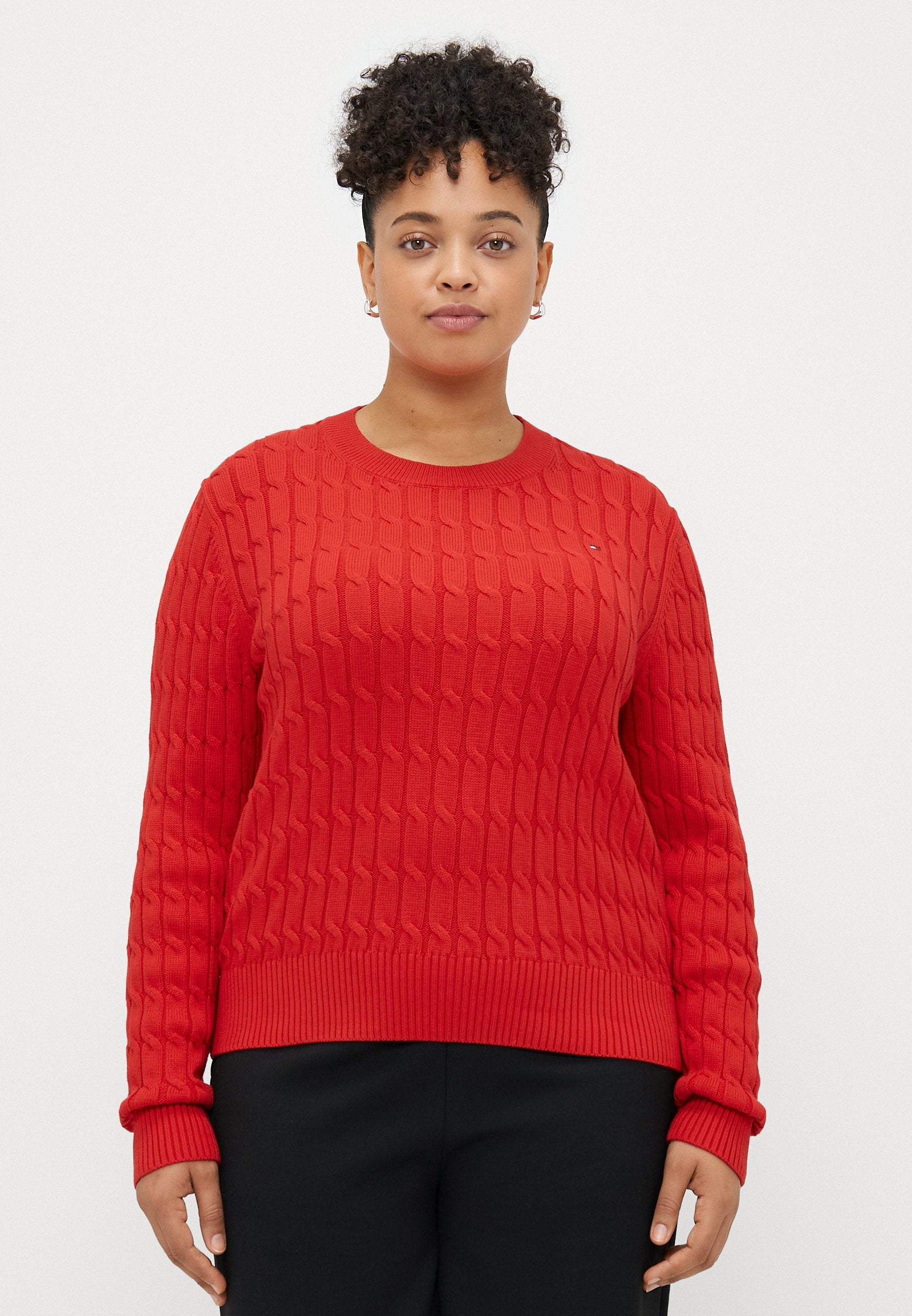 CURVE CABLE KNIT CREW NECK JUMPER Media 3
