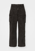 Schwarze Cargo-Hosen aus strukturiertem Stoff mit mehreren Seitentaschen, weitem Bein und hohem Taillendesign, das Gürtelschlaufen und einen Knopfverschluss aufweist.