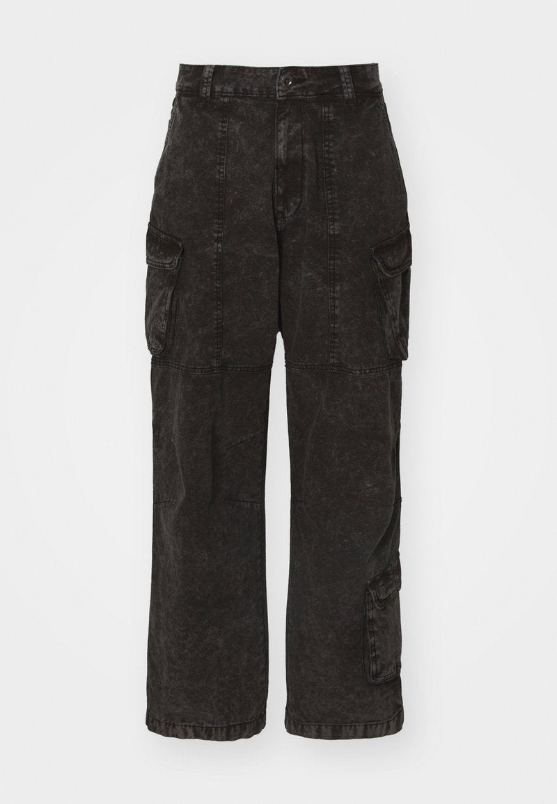 Schwarze Cargo-Hosen aus strukturiertem Stoff mit mehreren Seitentaschen, weitem Bein und hohem Taillendesign, das Gürtelschlaufen und einen Knopfverschluss aufweist.