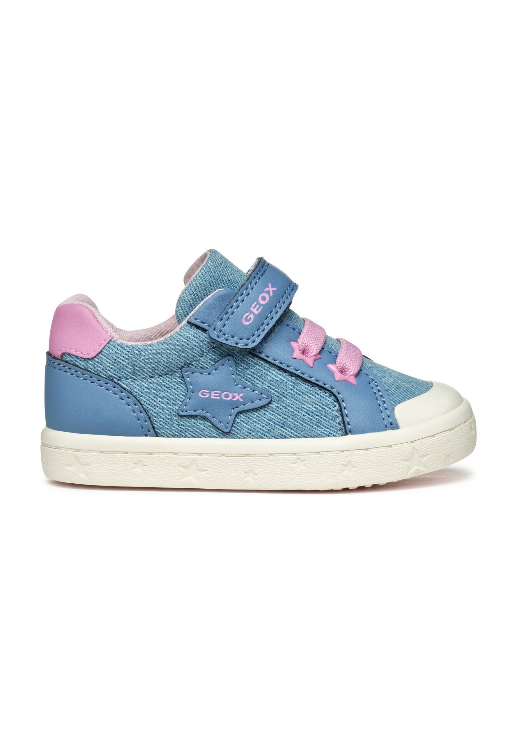 Blaue Denim- und synthetische Low-Top-Sneaker mit einem pinken Sternakzent, Klettverschluss und pinken Schnürsenkeln. Weiße Gummisohle mit Sternmuster.