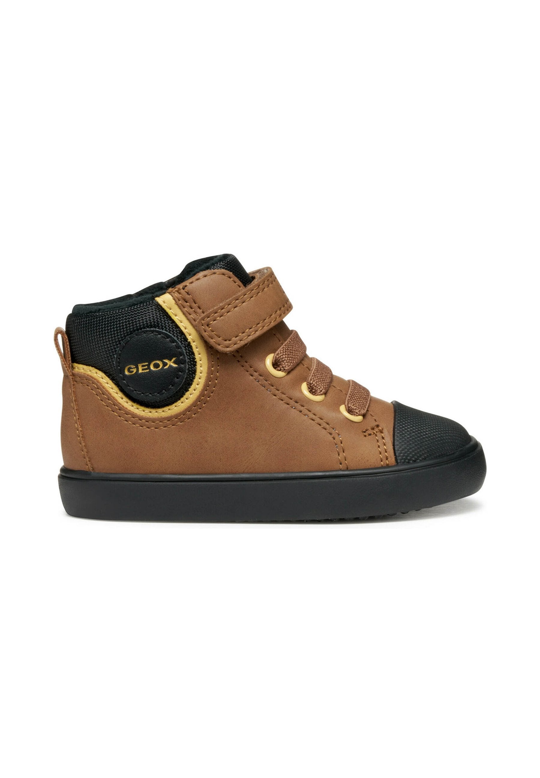 Brauner Halbschuh mit hohen Schaft und schwarzer Zehenkappe, ausgestattet mit einem Klettverschluss und Schnürsenkeln. Gelbe Akzente und ein schwarzes Netzpaneel an der Seite.