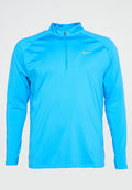 Herren-Langarm-Sportoberteil in leuchtendem Blau mit einem Viertelreißverschluss am Kragen und kleinem Nike-Logo auf der Brust.