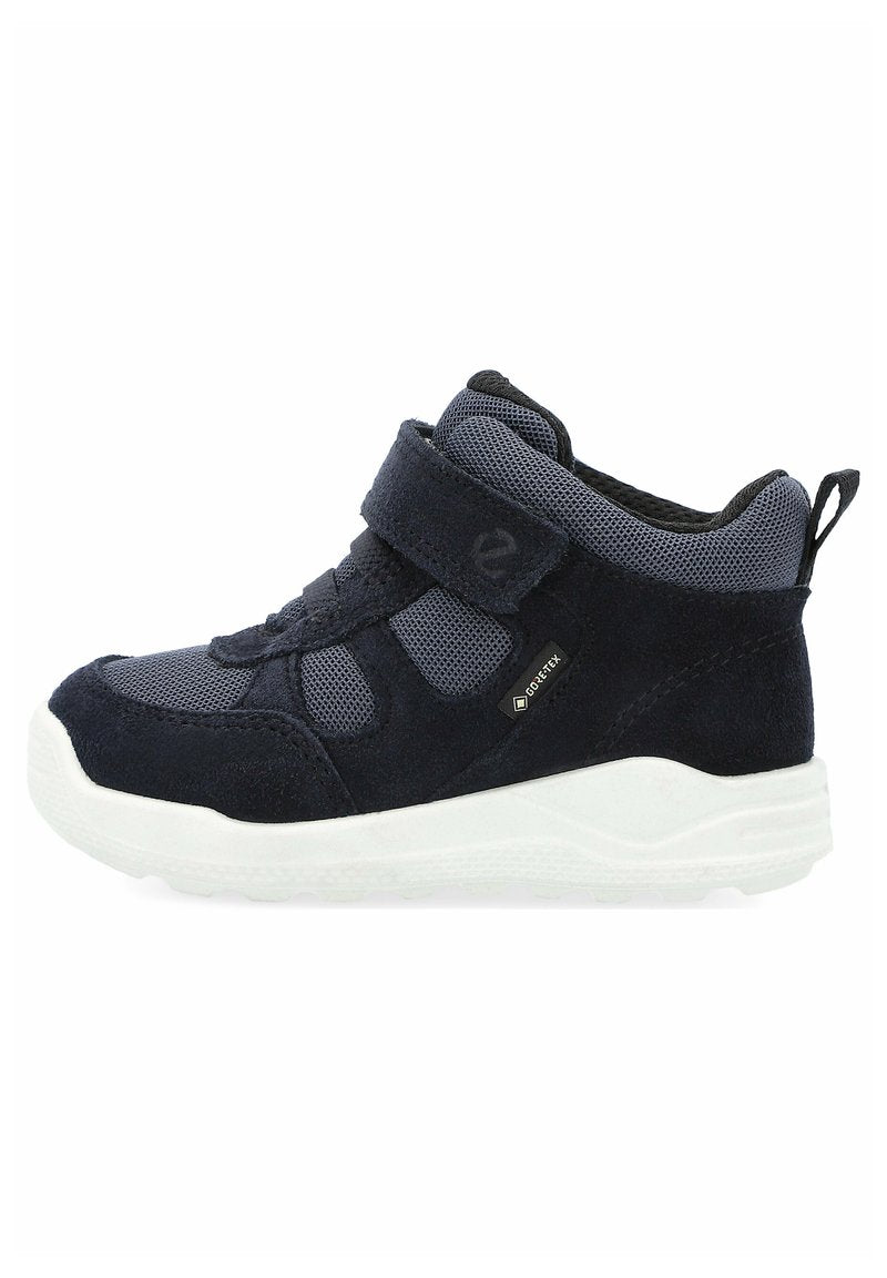 Marineblauer Wildleder- und Mesh-High-Top-Schuh mit Klettverschluss, weißer Sohle, rutschfester Laufsohle und Logo-Akzent in der Nähe der Ferse.