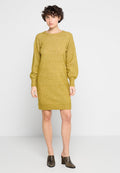 Strickkleid in Senfgelb mit lässiger Silhouette, rundem Halsausschnitt und langen Puffärmeln; gerippter Saum und Bündchen.