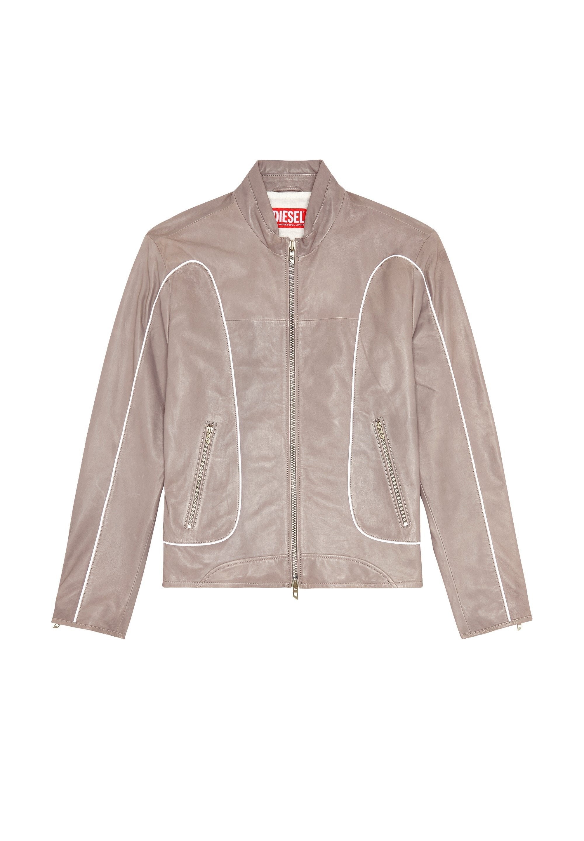 Helle graue Lederjacke mit einem Reißverschluss an der Vorderseite, weißen Paspeln entlang der Nähte und zwei seitlichen Reißverschlusstaschen. Rippendetails am Kragen.