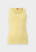 Gelbes ärmelloses, geripptes Tanktop mit Rundhalsausschnitt und kleinem, geprägt "HUGO" Logo in der Mitte der Brust.